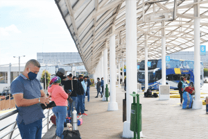 Pasajeros esperando bus en Quitumbe