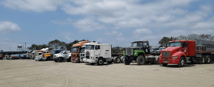 Patio cedido por AP un terreno baldío sin compactar ni nivelar.