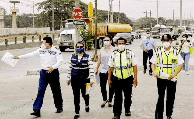 Las delegaciones de ambos entes durante el traspaso de competencias.