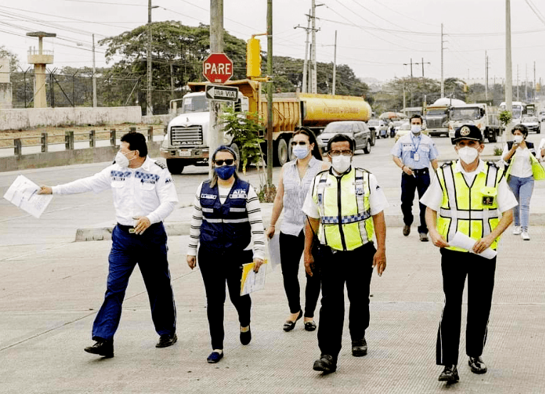 Las delegaciones de ambos entes durante el traspaso de competencias.