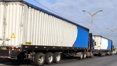 Camiones de transporte pesado ingresando a bodega de Huaquillas Ecuador
