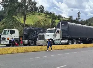 Camiones de transporte pesado de Carchi Ecuador en frontera norte