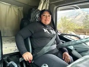 Marianela Mancero conduce camión en Pallatanga