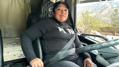 Marianela Mancero conduce camión en Pallatanga