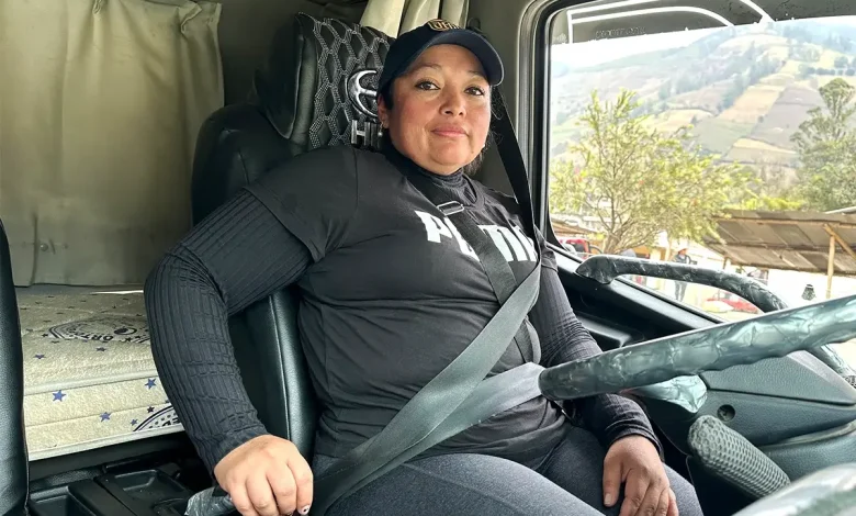 Marianela Mancero conduce camión en Pallatanga