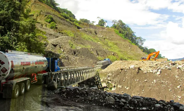 Puente muy estrecho sobre rio Piedra fina cerca de el socavón cuello de botella