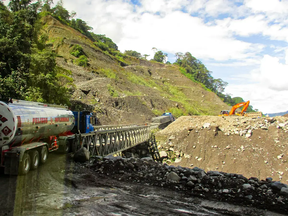 Puente muy estrecho sobre rio Piedra fina cerca de el socavón cuello de botella
