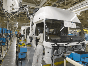 Camion Hino en linea esamblaje en planta Koga de Japón