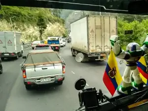 Numerosos camiones en la vía demuestran la influencia del transporte.