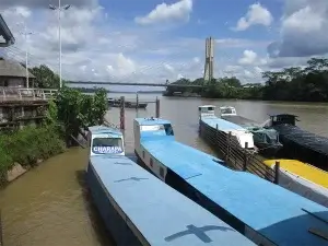 Canoas y deslizadores en el Río Napo