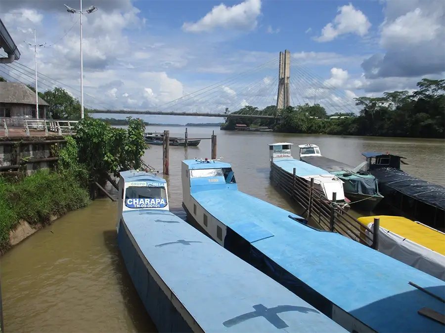 Canoas y deslizadores en el Río Napo