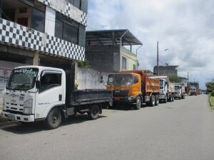 Con el peso de la crisis, parqueados esperando clientes√