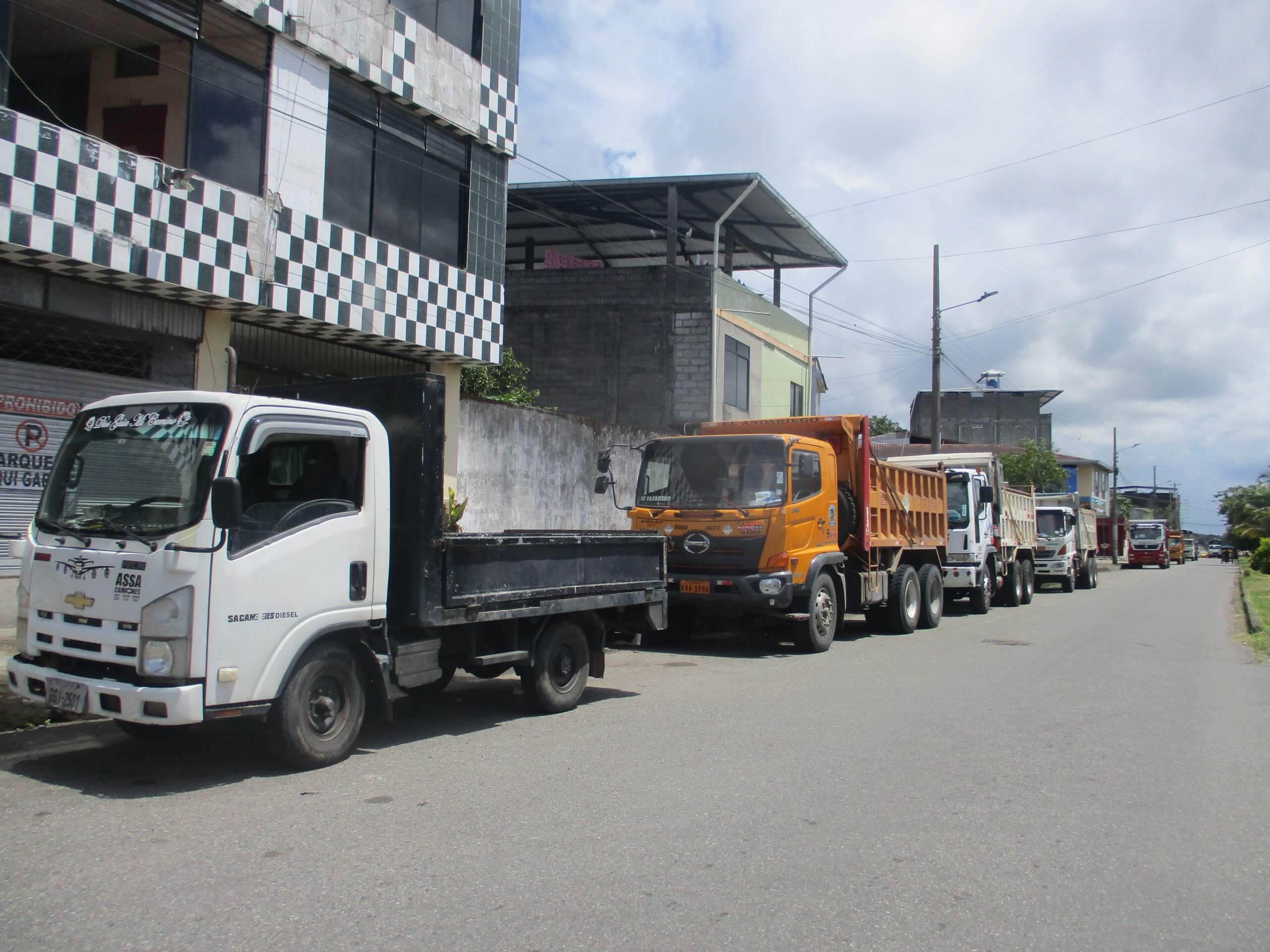 Con el peso de la crisis, parqueados esperando clientes√