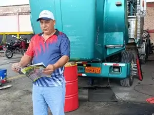 Coductor Manuel Rivera en Huaquillas afirma que los peajes no apoyan.