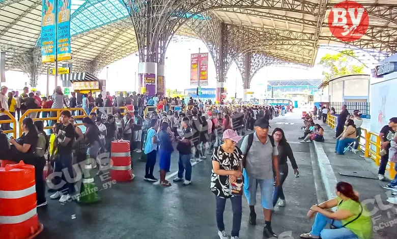 Largas filas y amontonamiento para obtener la Guayaca en Guayaquil