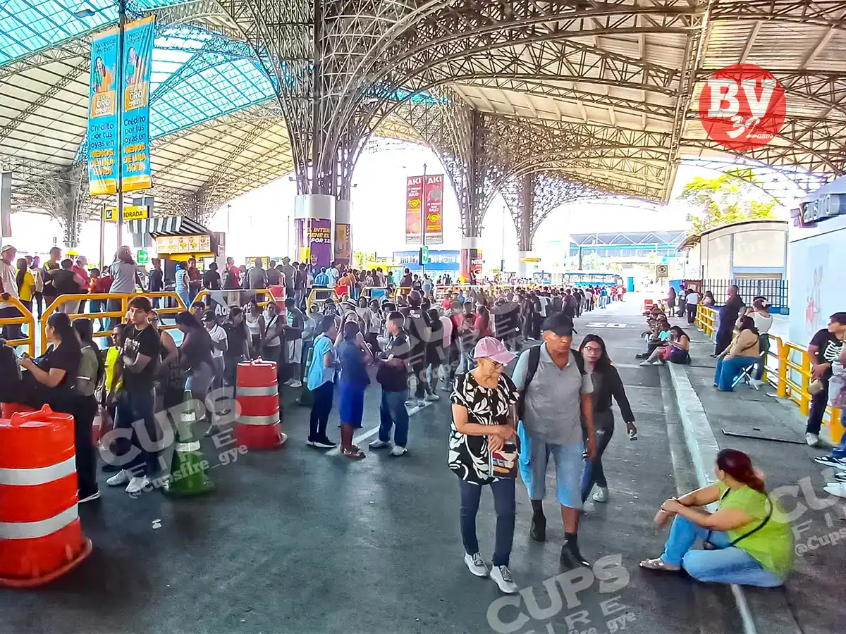 Largas filas y amontonamiento para obtener la Guayaca en Guayaquil