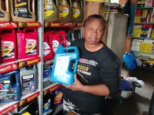 Las damas no se complican trabajando con grasa o tuercas, tampoco por eso dejan a un lado su feminidad