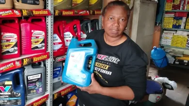 Las damas no se complican trabajando con grasa o tuercas, tampoco por eso dejan a un lado su feminidad