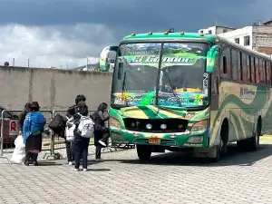 Conductores de Coop. Colta facilitan traslado de estudiantes
