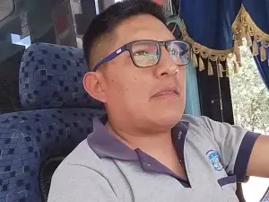 Erick Brando conductor de bus urbano usa redes sociales.