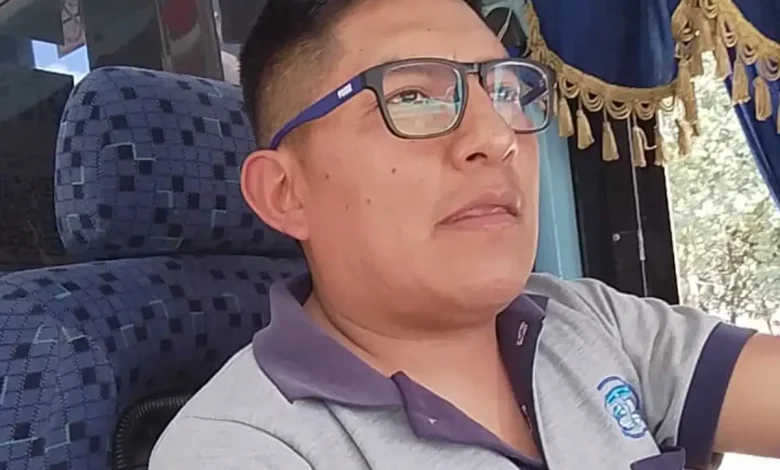 Erick Brando conductor de bus urbano usa redes sociales.