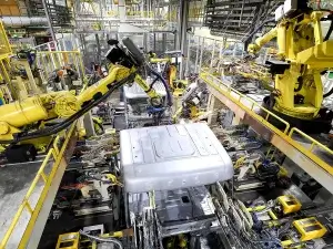 El proceso de producción tiene los siguientes pasos: prensado, soldadura, pintura y ensamblaje