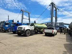 Tanqueros de agua y combustible en tarea titánica.
