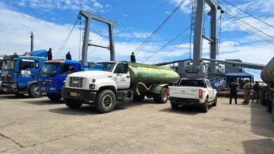 Tanqueros de agua y combustible en tarea titánica.