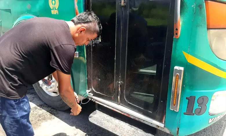 Instalan candados en puertas de buses