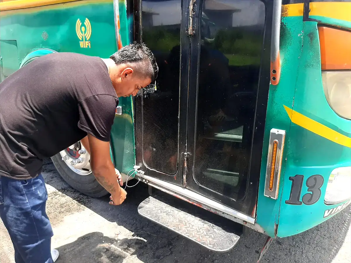 Instalan candados en puertas de buses