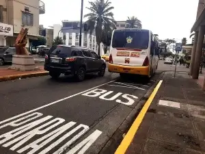 Recuperan espacios para buses urbanos.