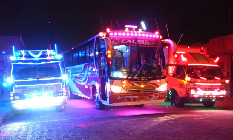 Carros iluminados con luces Led y decorados.