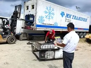 Santiago Rogel trabaja en el transporte de mariscos