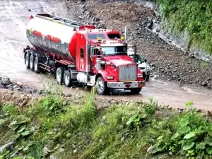 Trailer pasa por El Socavón