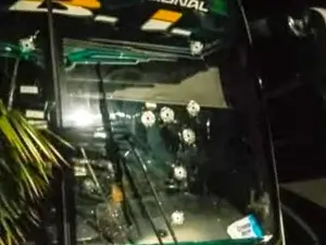 Balas en parabrisas de bus obligan a reducir turnos.