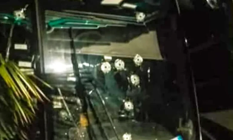 Balas en parabrisas de bus obligan a reducir turnos.
