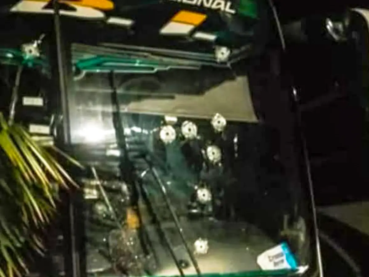 Balas en parabrisas de bus obligan a reducir turnos.