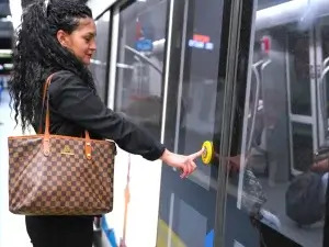 El botón para abrir puertas del Metro