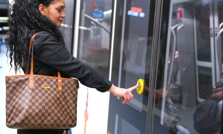 El botón para abrir puertas del Metro