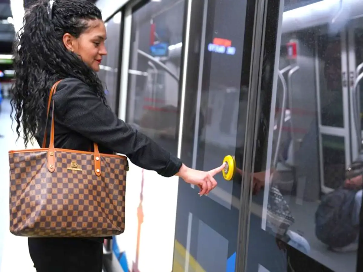 El botón para abrir puertas del Metro