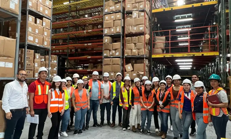 Estudiantes de Ingeniería y Logística