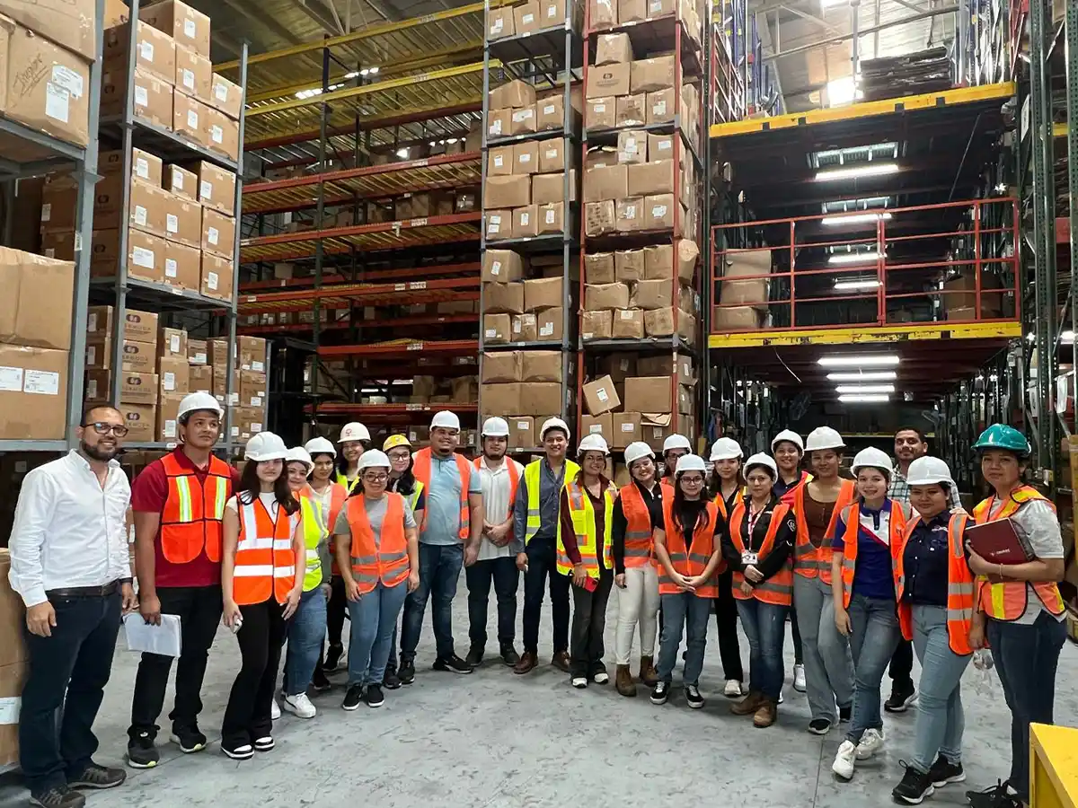 Estudiantes de Ingeniería y Logística