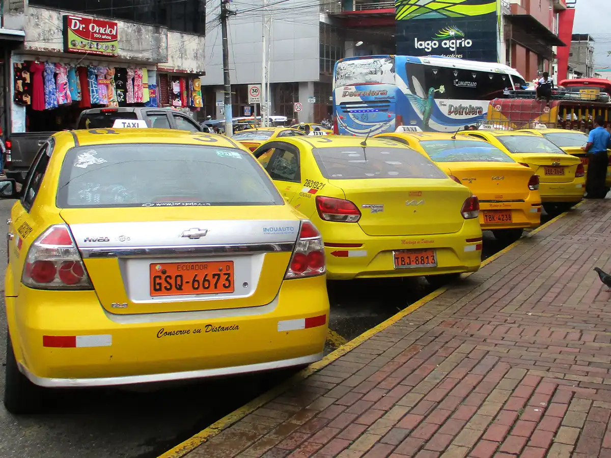 Taxis y buses sufren competencia de motocicletas.