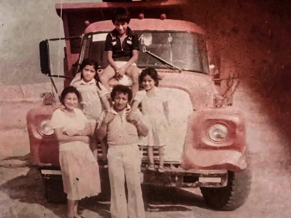 Febrero 1978 Leopoldo posando con su familia delante de la volqueta de su propiedad_