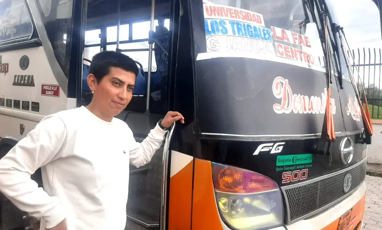 Andrea Paliz primera conductora de bus urbano