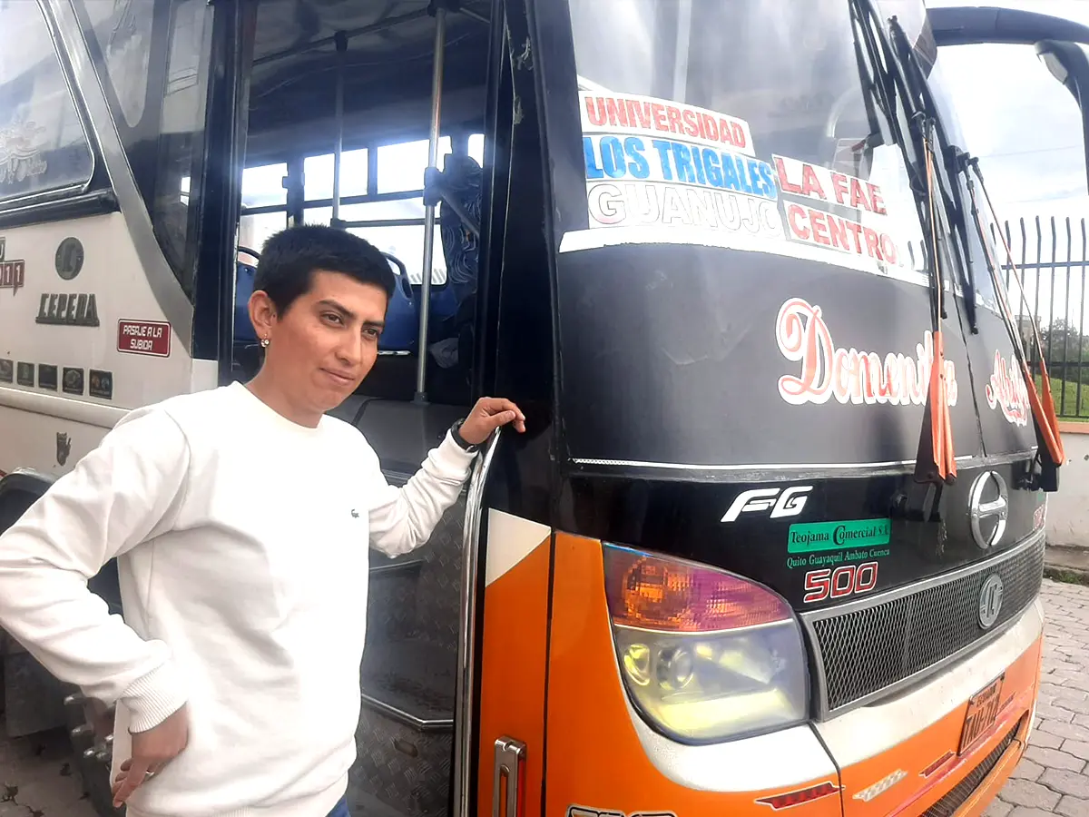Andrea Paliz primera conductora de bus urbano