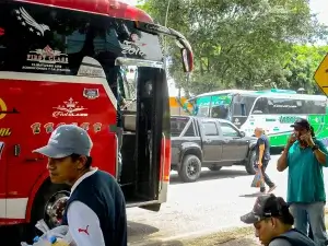 Buses a los costados de la via