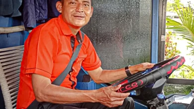 Hector Chambo trabaja en la carretera