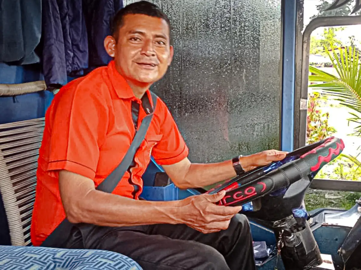 Hector Chambo trabaja en la carretera