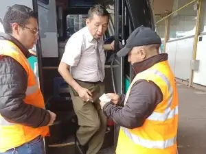 Miembro de la ANT Azuay revisando buses